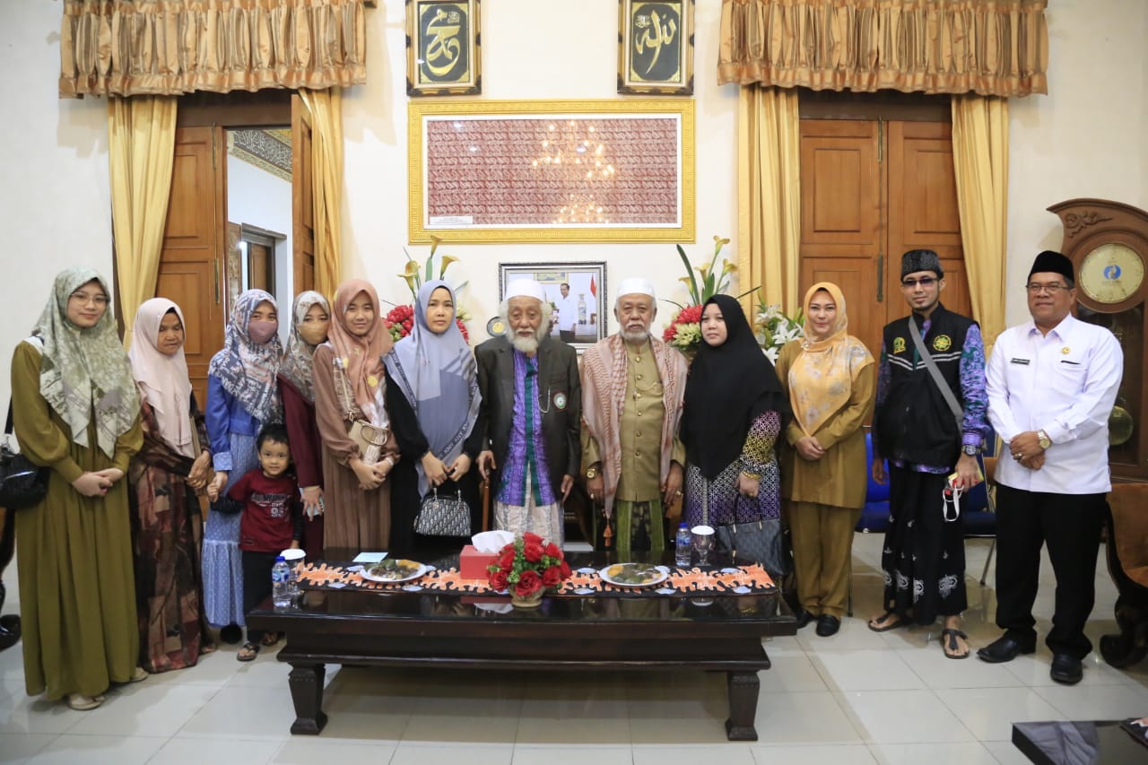 Abuya Muhtadi Cidahu dan ulama lainnya bersama Bupati Irna di Pendopo Bupati Pandeglang.