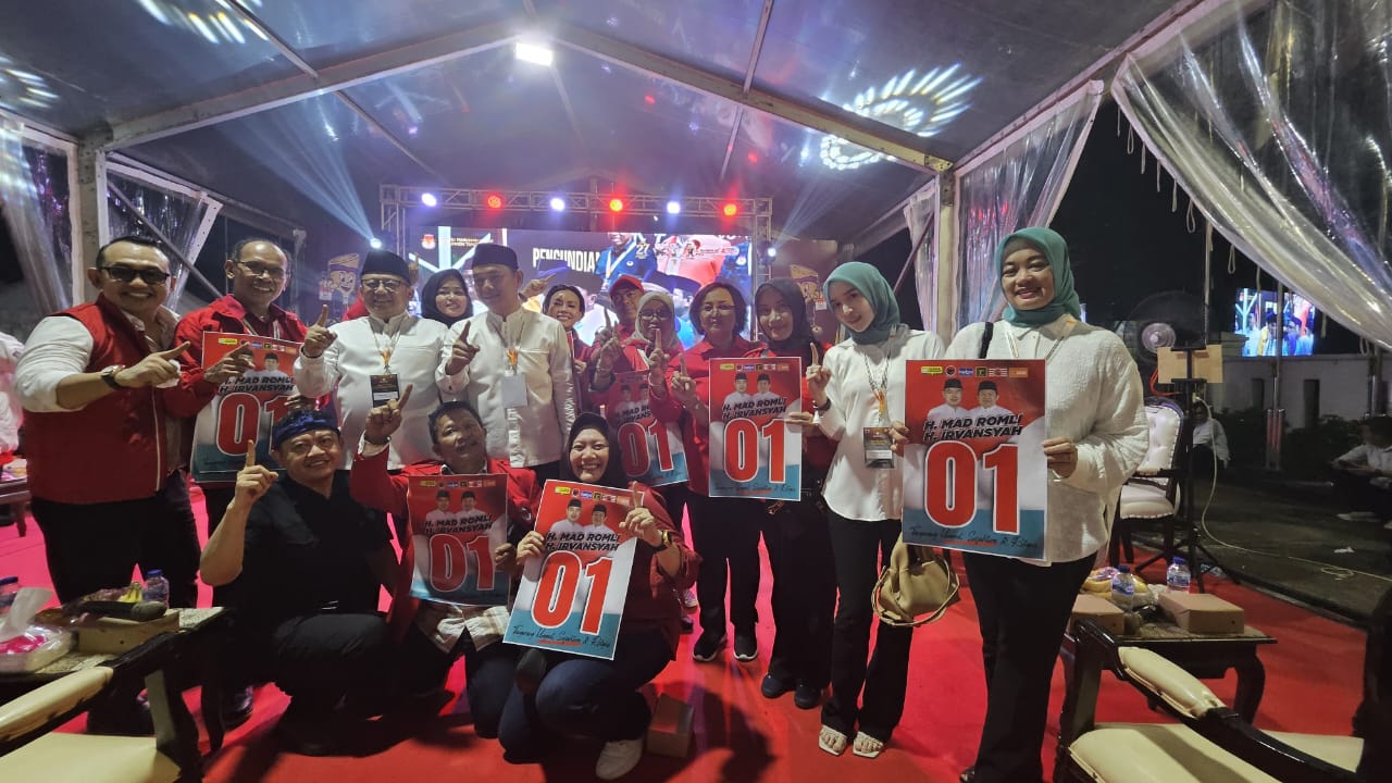 Mad Romli - Irvansyah saat menunjukan nomor urut 1 bersama para pendukungnya.