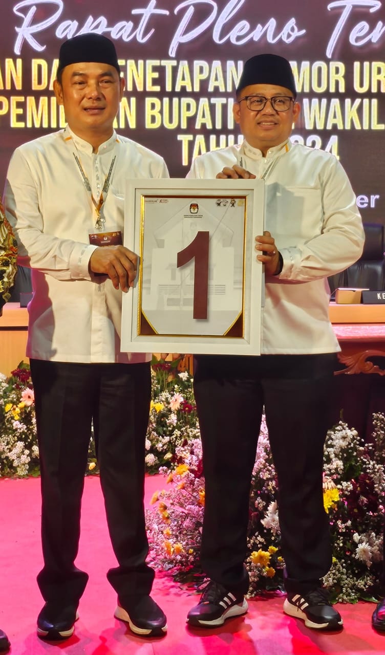Mad Romli - Irvansyah saat menunjukan nomor urut 1.