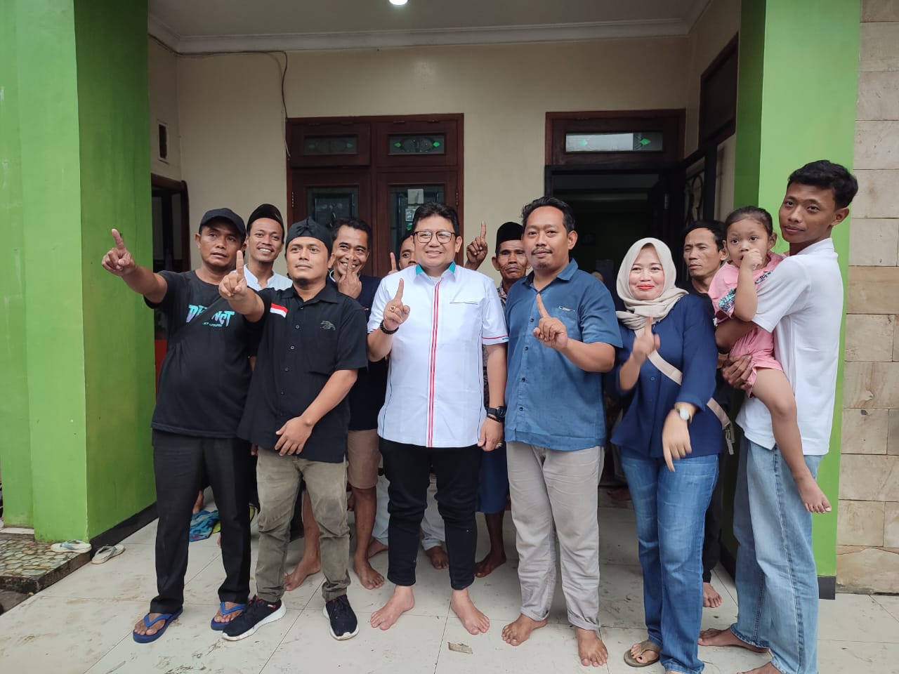 Cawabup Irvansyah saat bersama masyarakat.
