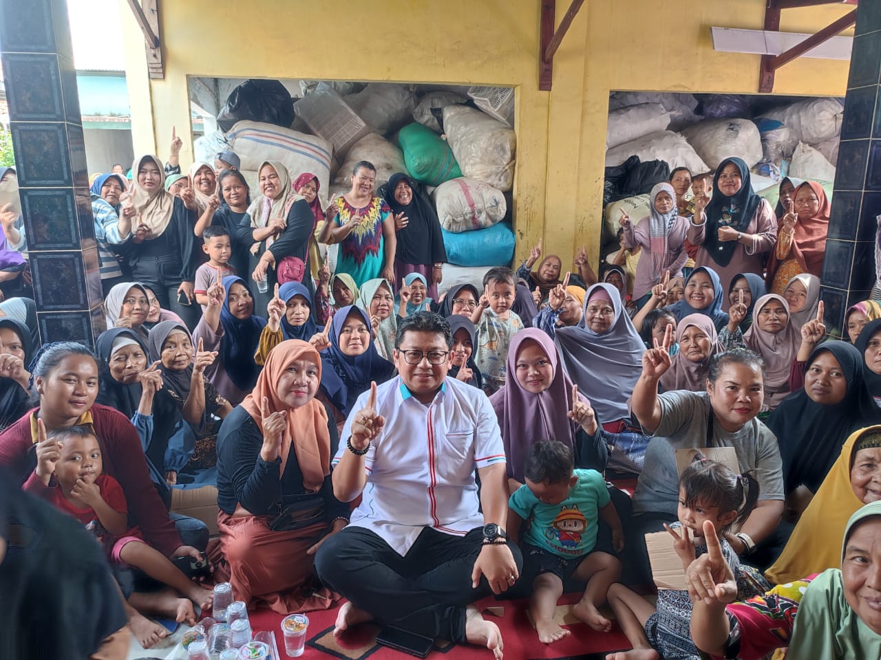 Cawabup Irvansyah saat bersama masyarakat.