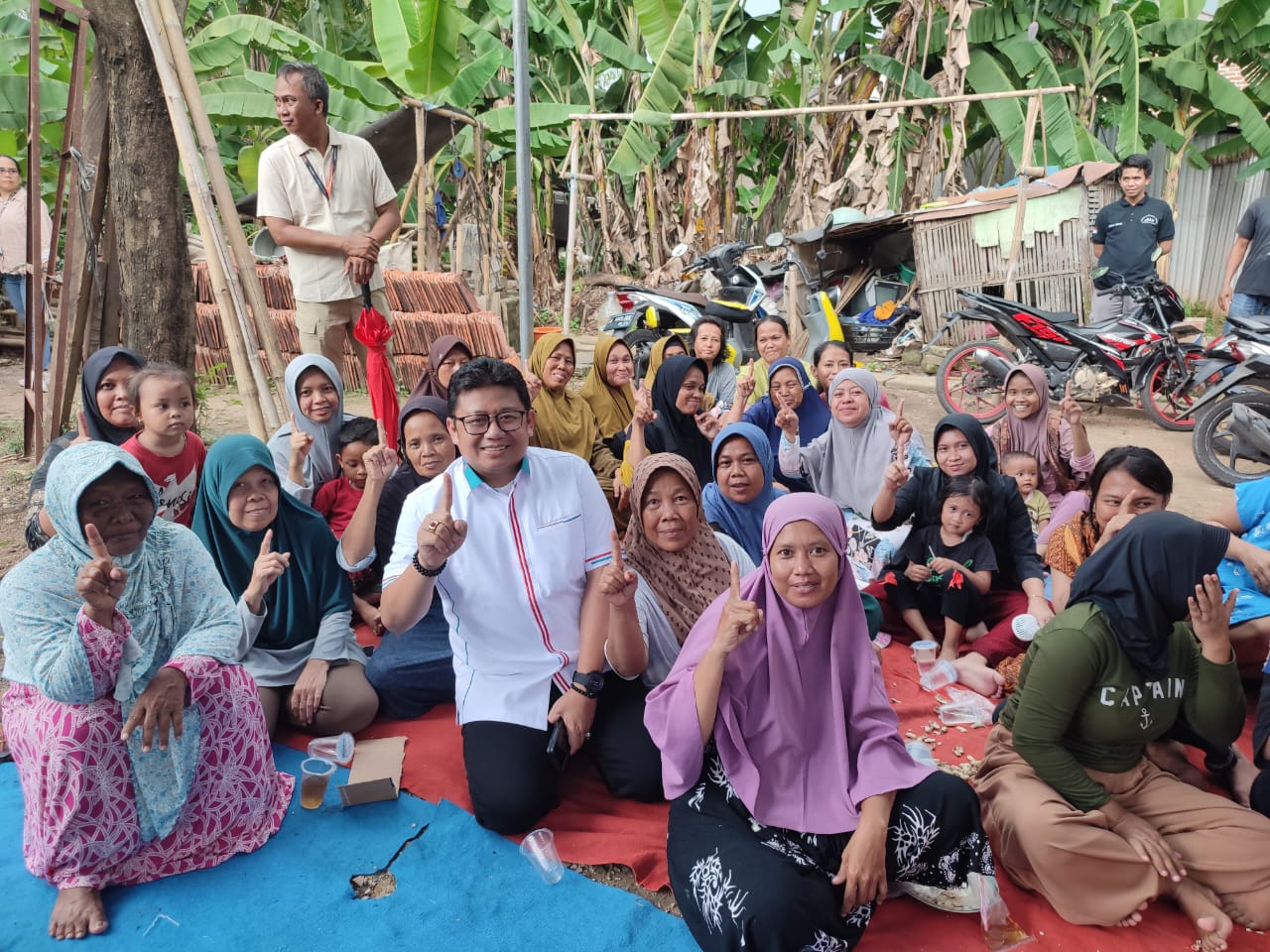 Cawabup Irvansyah saat bersama masyarakat.