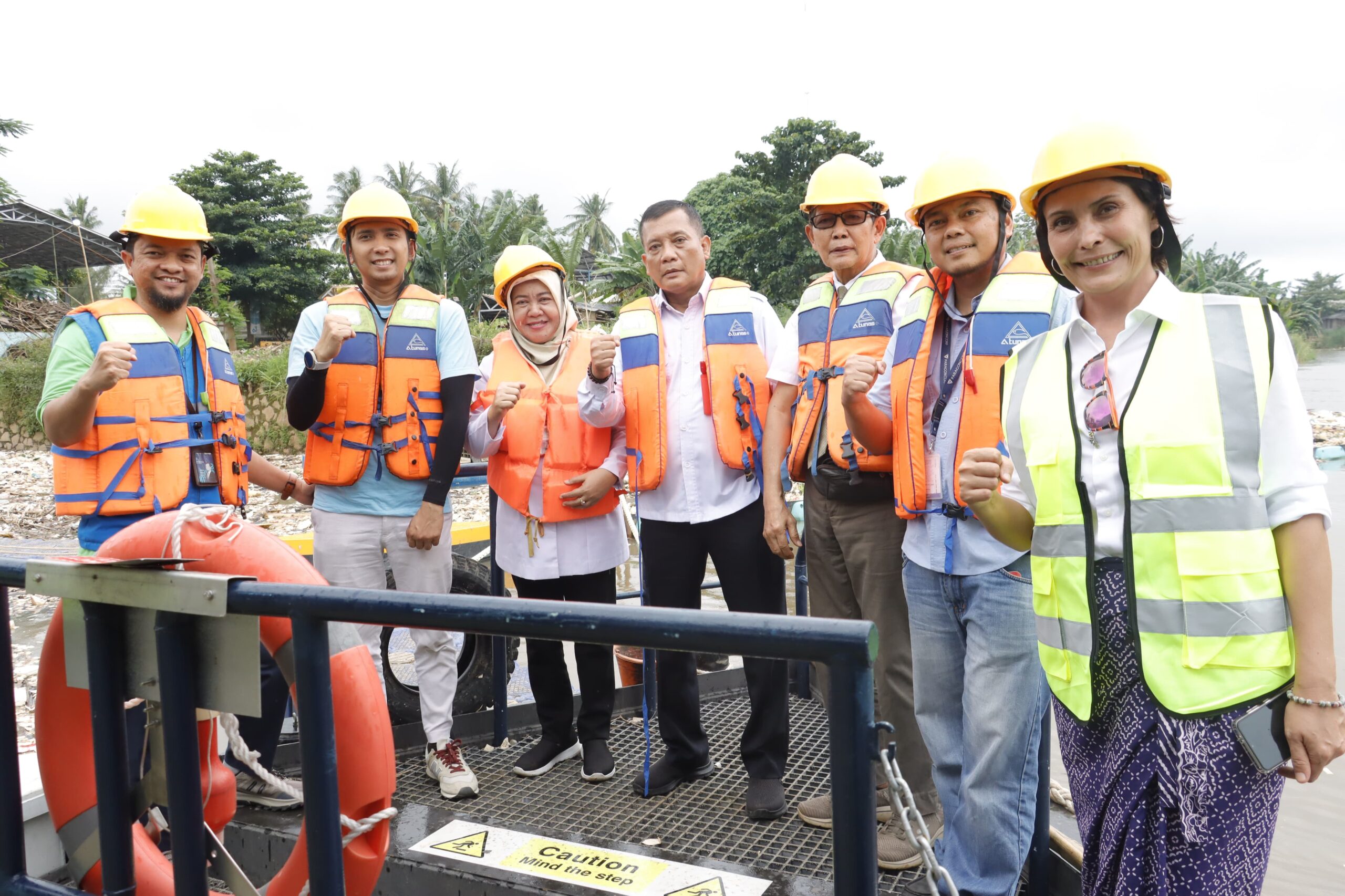 Kepala DLHK Fachrul Rozi bersama stakeholder saat peluncuran Interceptor Atasi Sampah.