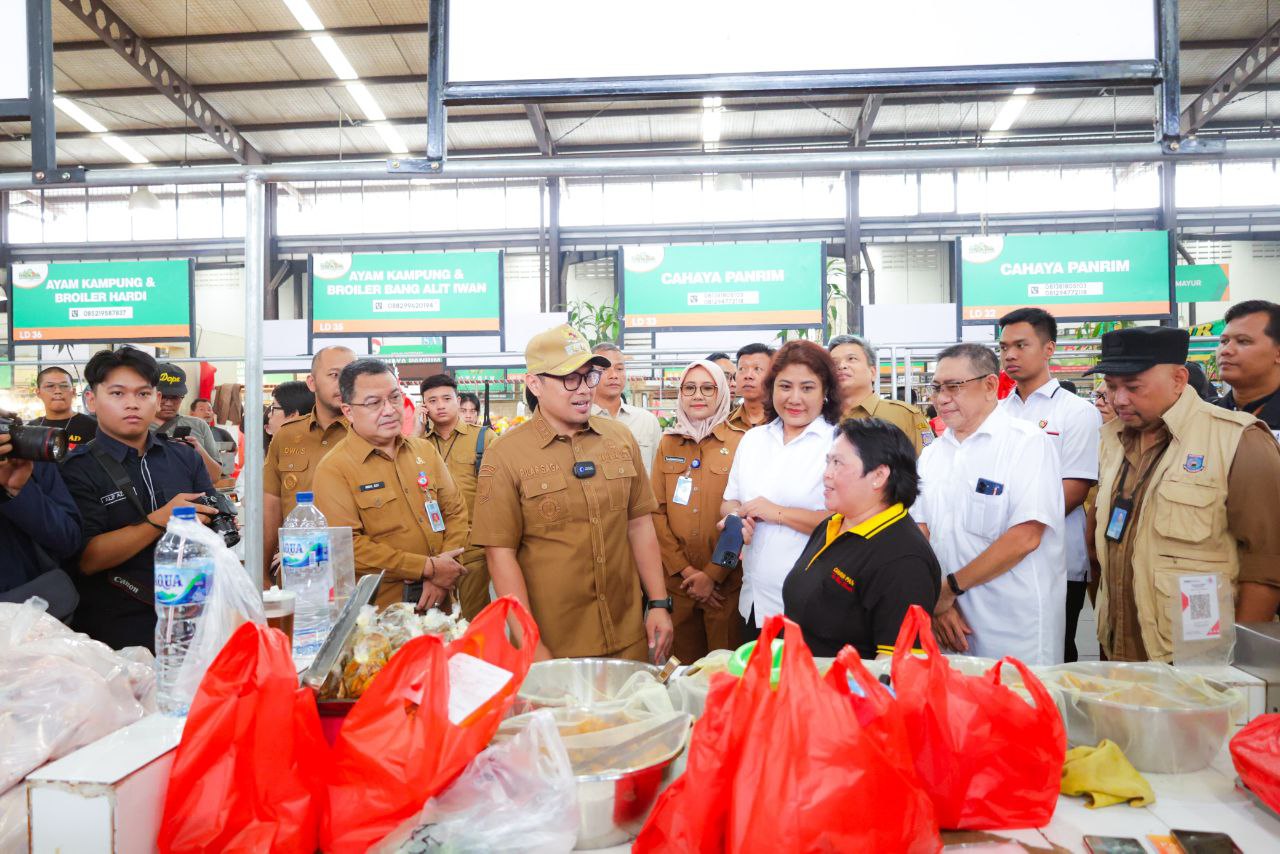 Pilar saat sidak di pasar delapan alam sutera.