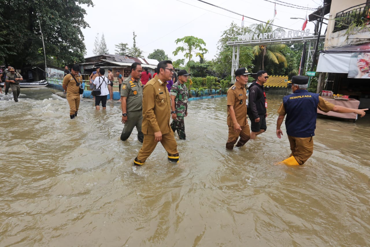 Maryono Hasan bersama jajarannya saat meninjau Lokasi Banjir.