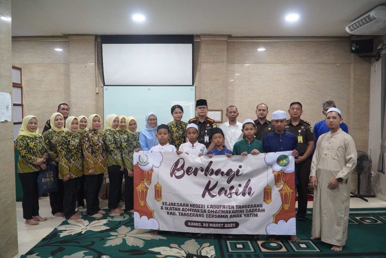 Kegiatan Kejaksaan berbagi kasih dengan anak yatim.