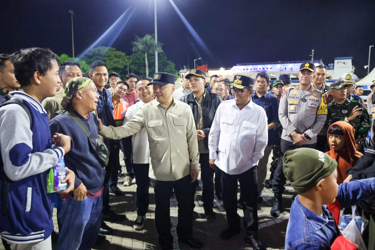 Gubernur Andra Soni saat berdialog dengan pemudik.