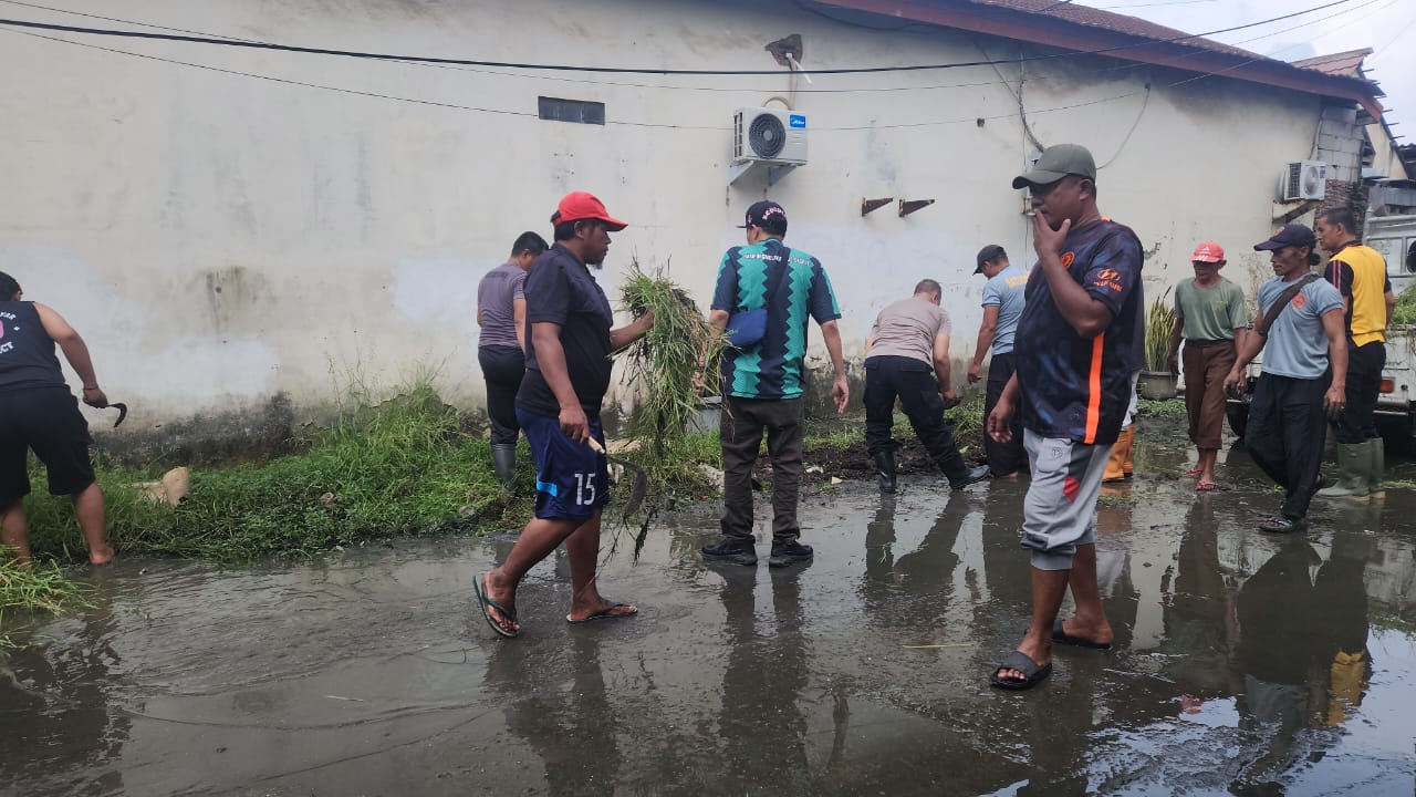 Tampak Warga Desa Kampung Melayu Barat gotong royong bersihkan lingkungan.