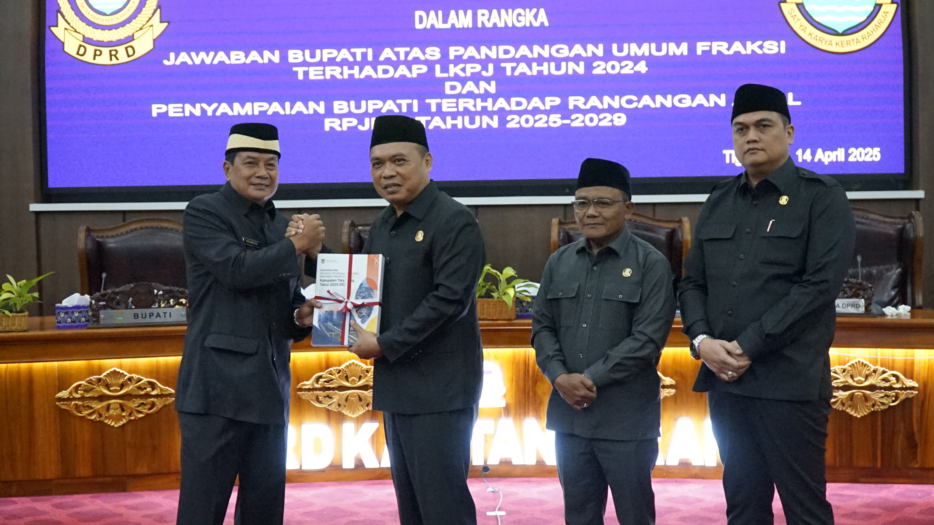 Bupati Maesyal saat menyerahkan dokumen ke Ketua DPRD Muhamad Amud dan Wakil Ketua Kholid Ismail dan Astayudin.