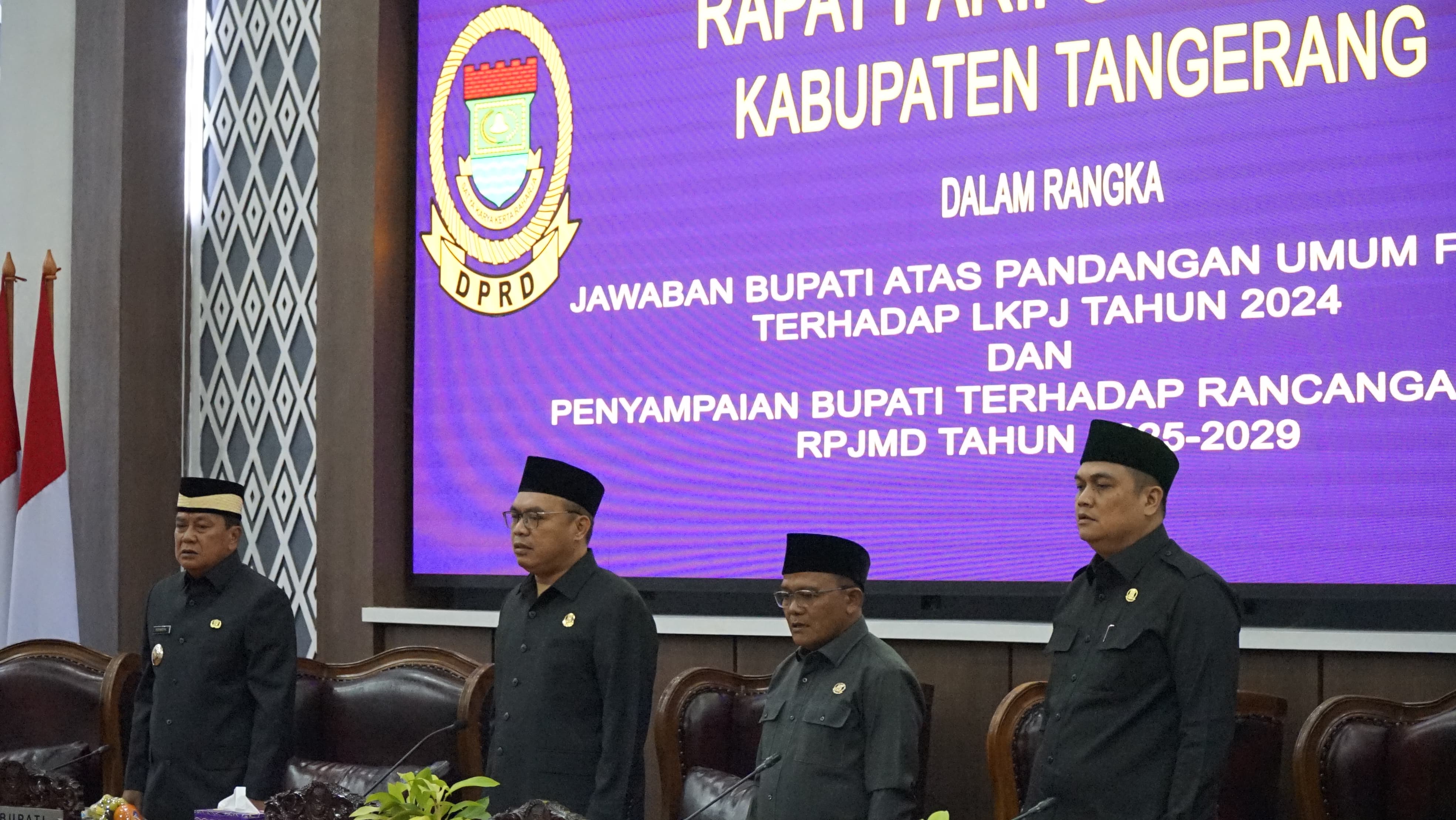 Bupati Maesyal dan Ketua DPRD Muhamad Amud dan Wakil Ketua Kholid Ismail dan Astayudin.