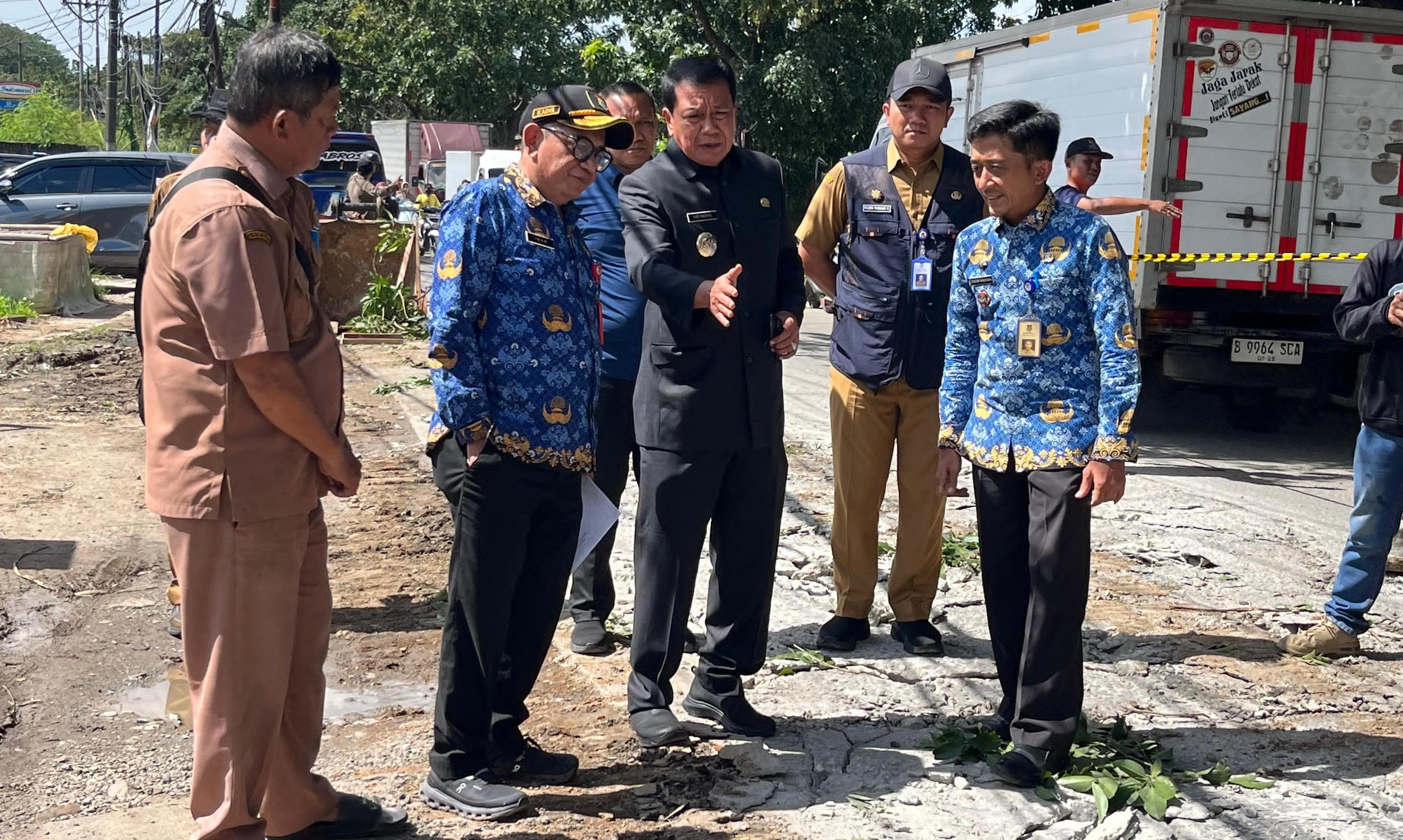 Bupati Maesyal dan Kadis DBMSDA Iwan Firmansyah saat meninjau perbaikan jalan.