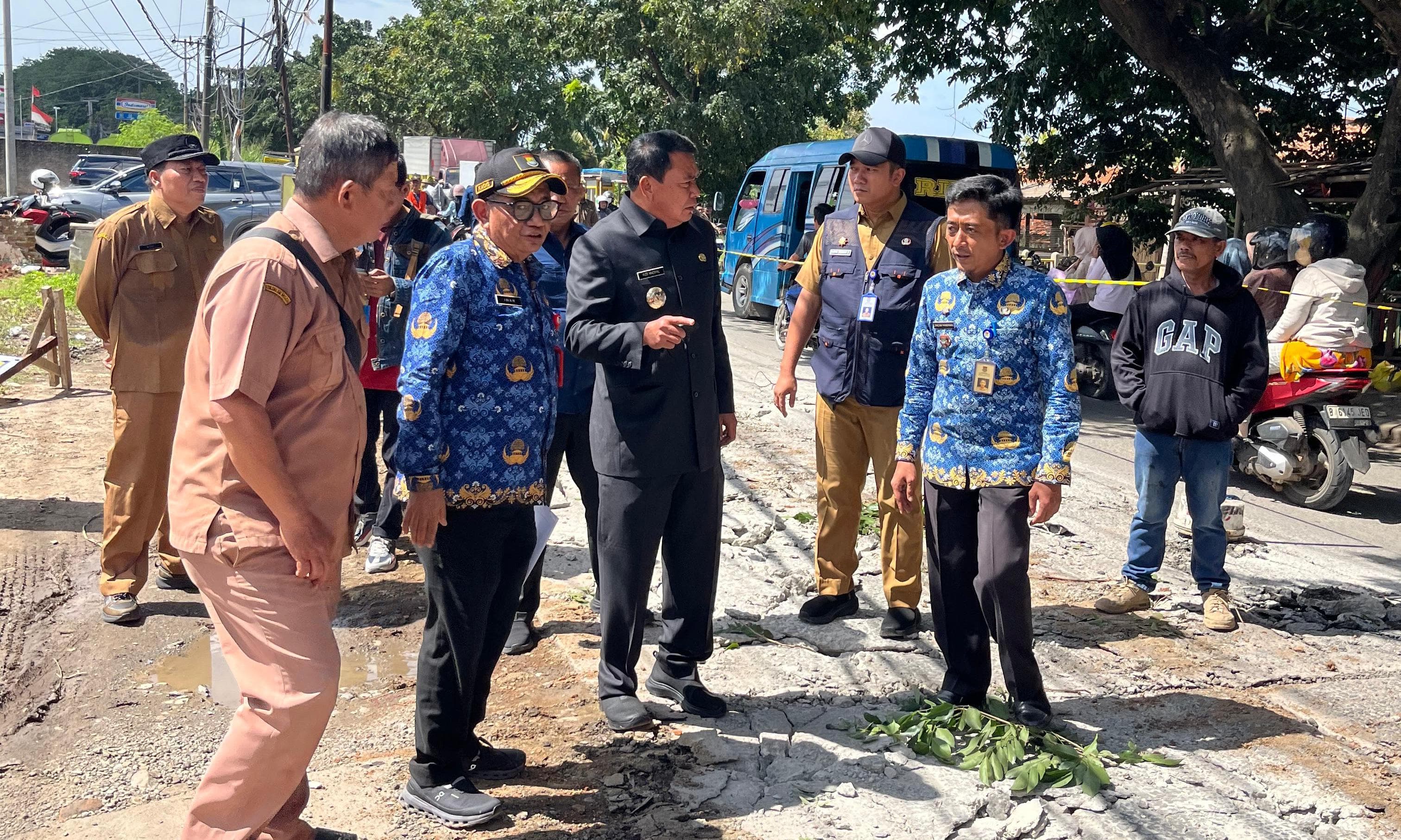 Bupati Maesyal dan Kadis DBMSDA Iwan Firmansyah serta jajarannya saat meninjau perbaikan jalan.
