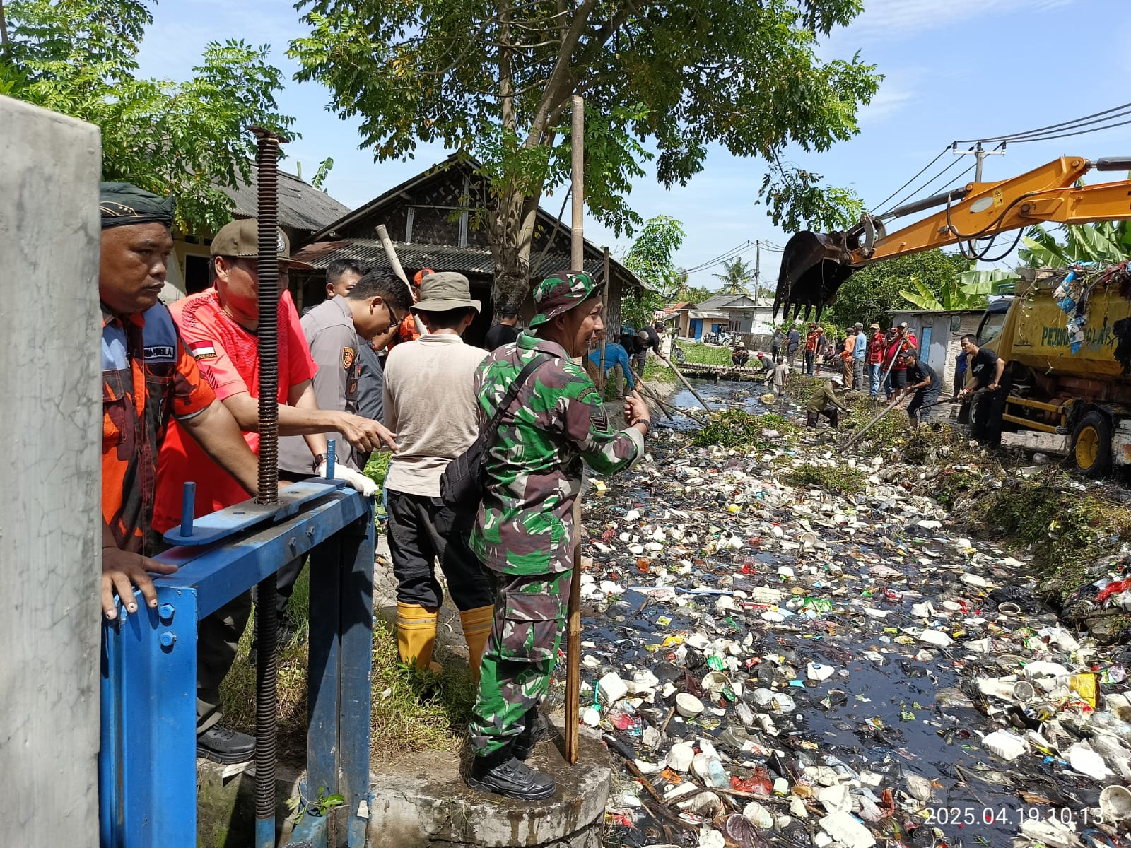 Aksi Gempur Sampah di Sungai BCU 13 di Desa Lemo Teluknaga.
