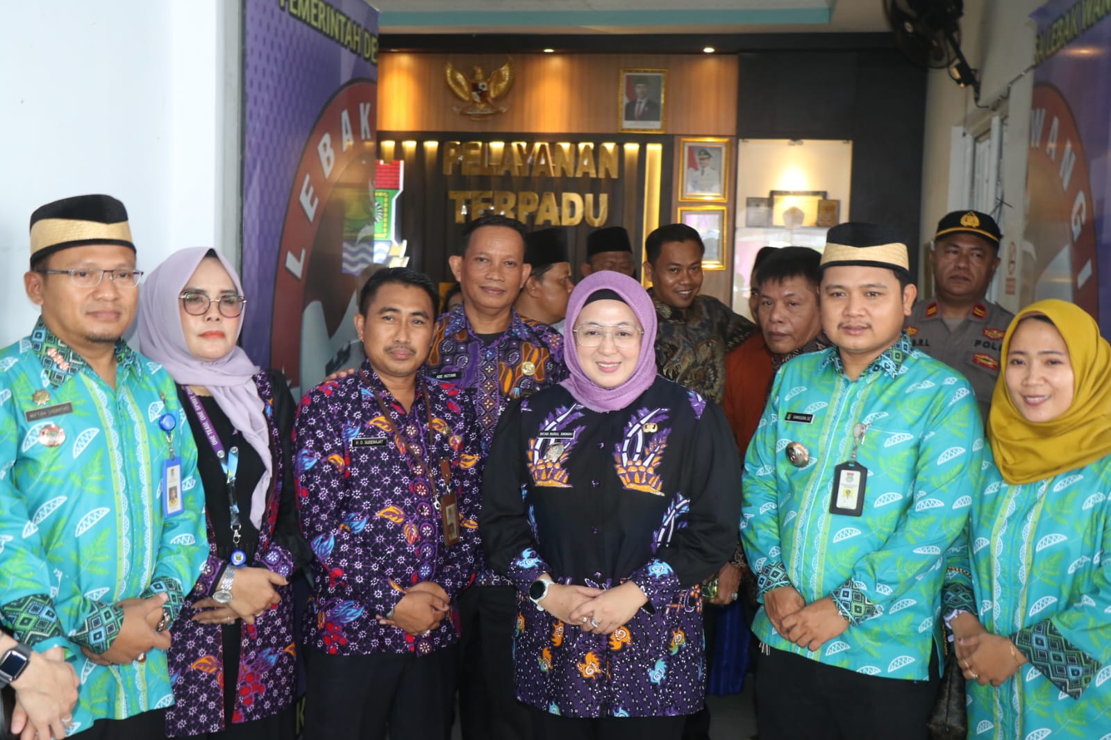 Wabup Intan saat meresmikan Kantor Desa Lebak Wangi Sepatan Timur.