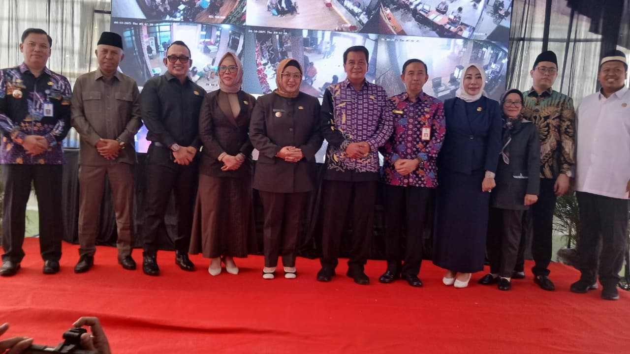 Bupati Maesyal dan Wabup Intan saat simbolis peluncuran Adminduk di Kecamatan Cikupa.
