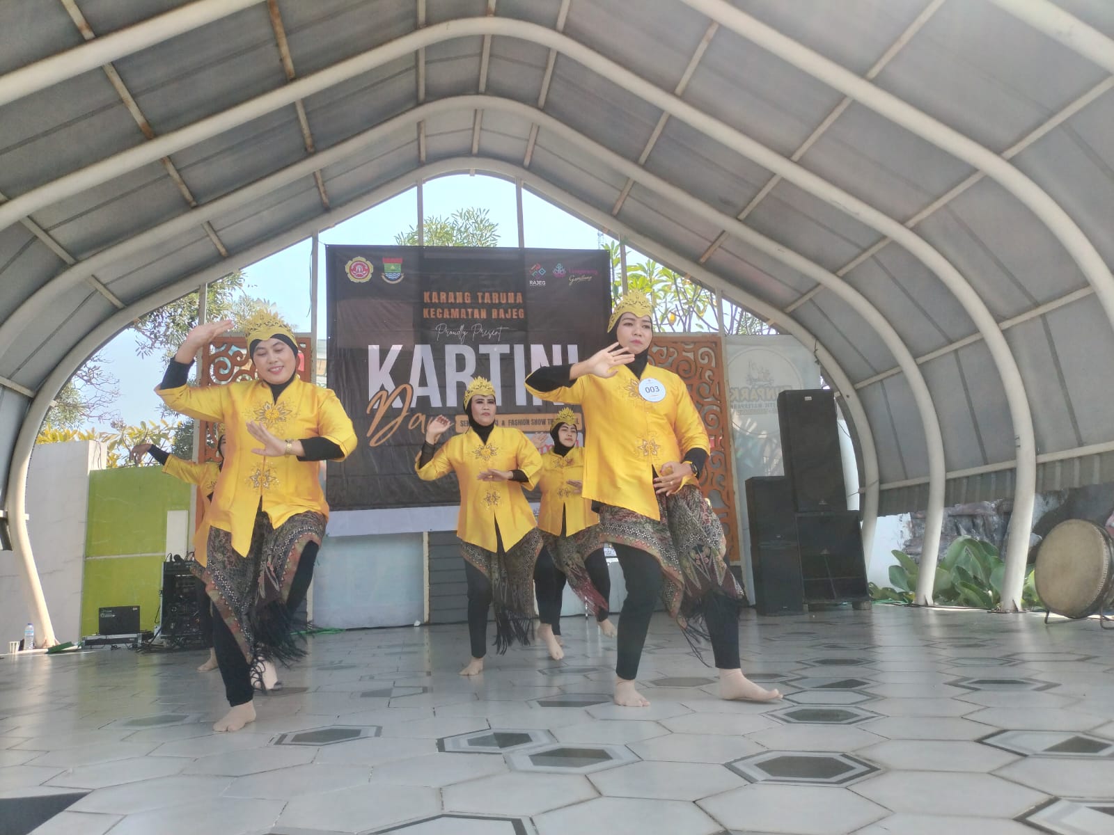 Peserta saat menampilkan seni tari budaya.