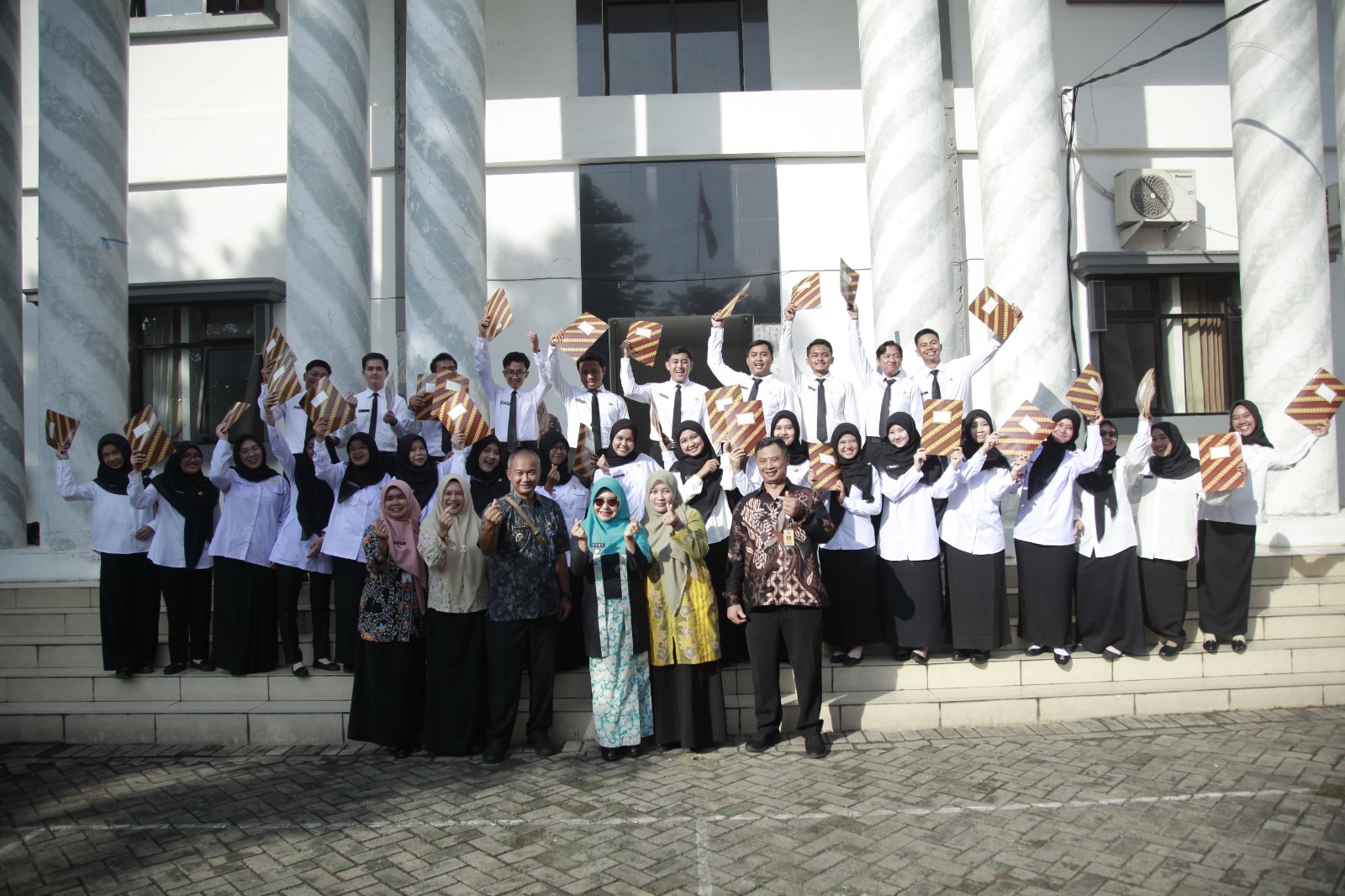 Bupati Dewi bersama para CPNS Pandeglang yang lulus.