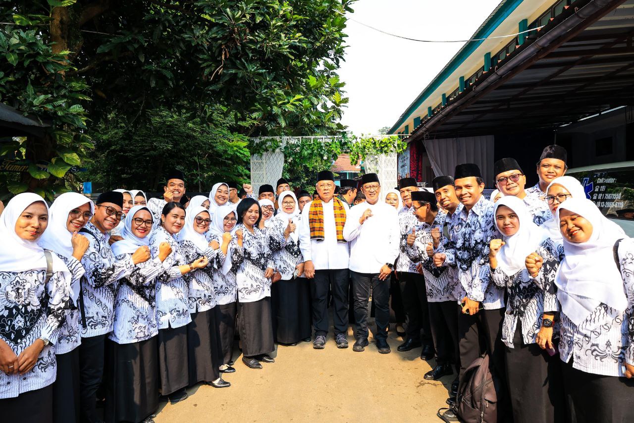 Benyamin bersama para guru di SMPN 11 Tangsel.