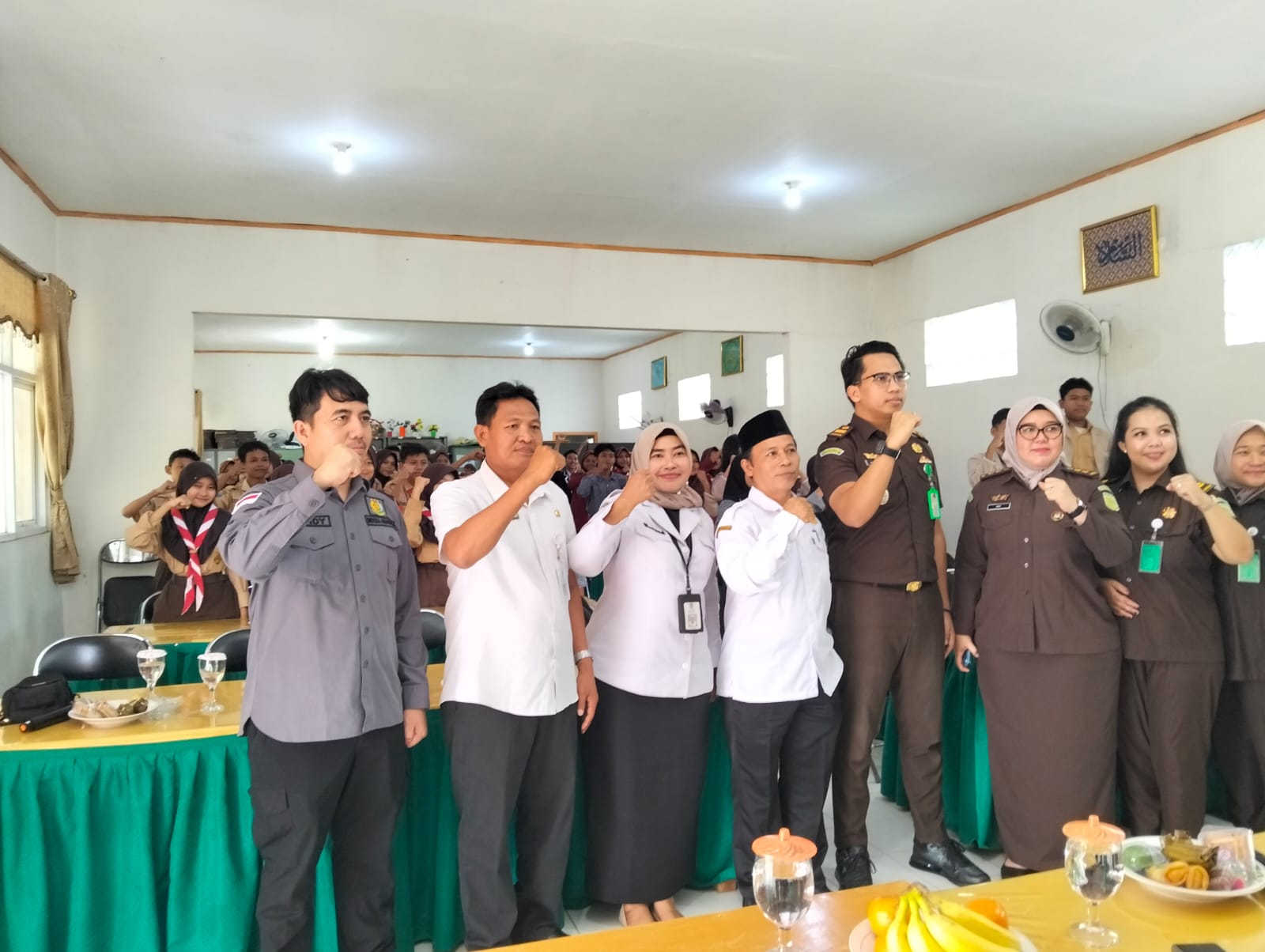 Jaksa Kabupaten Tangerang saat menyampaikan materi edukasi hukum ke pelajar di SMPN 1 Cisoka.