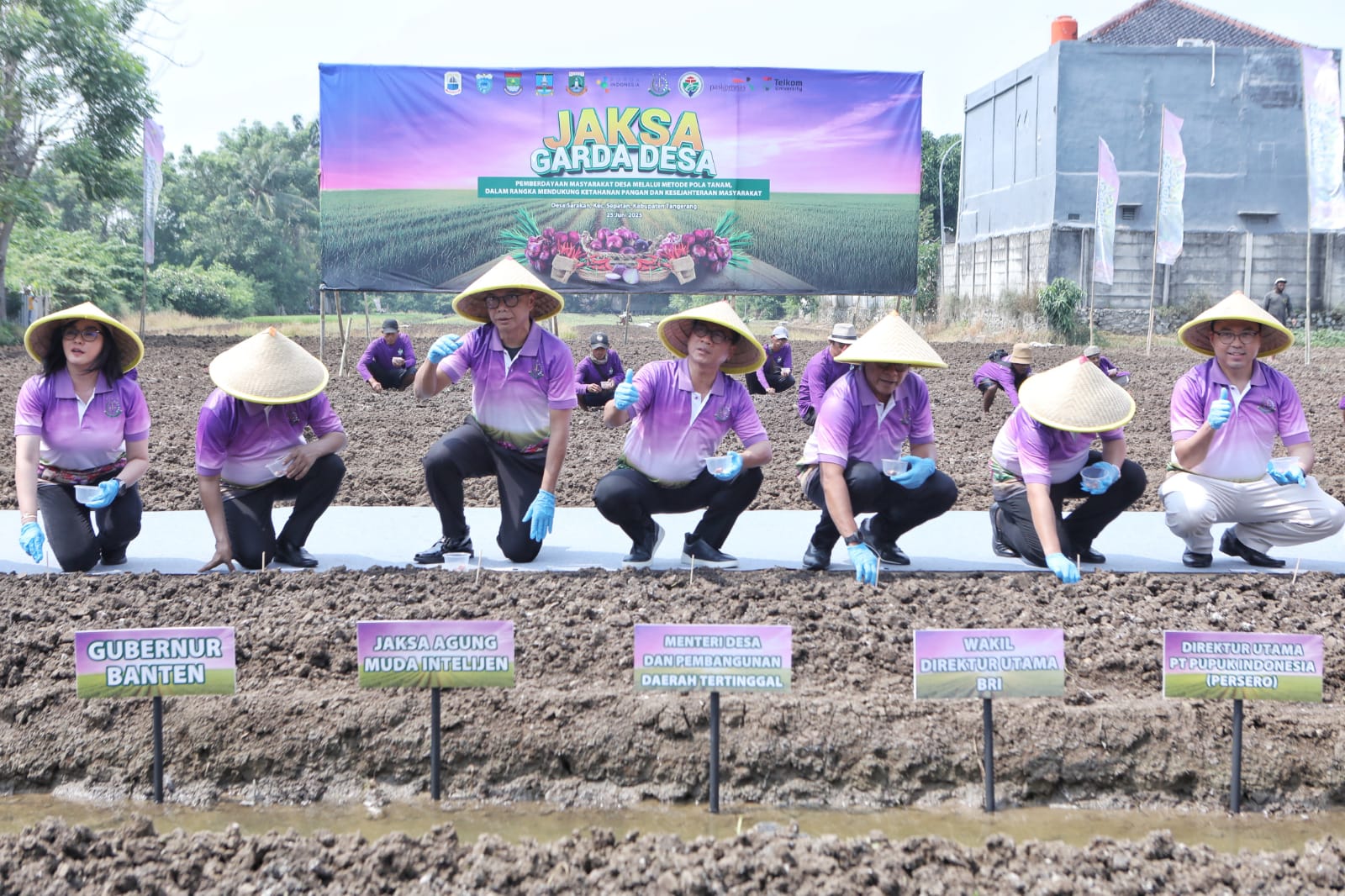Para pejabat saat penanaman bibit.