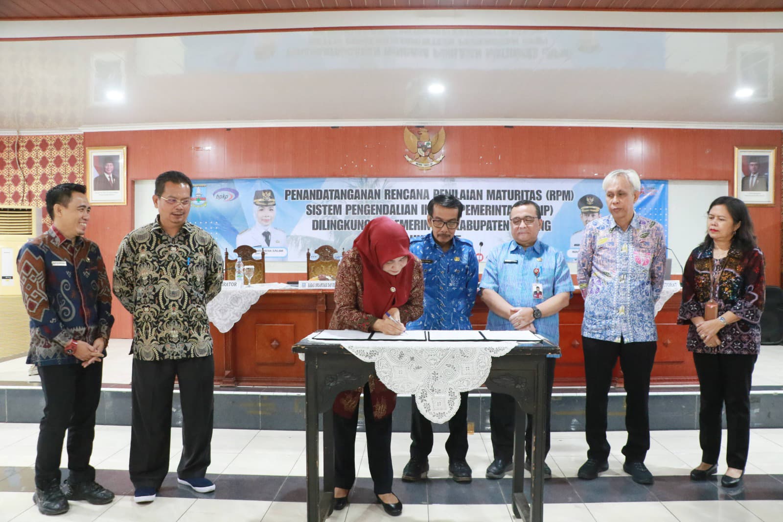 Pejabat Asda 3 Pemkab Serang saat melakukan Penandatanganan Rencana Penilaian Maturitas (RPM) Sistem Pengendalian Intern Pemerintah (SPIP).