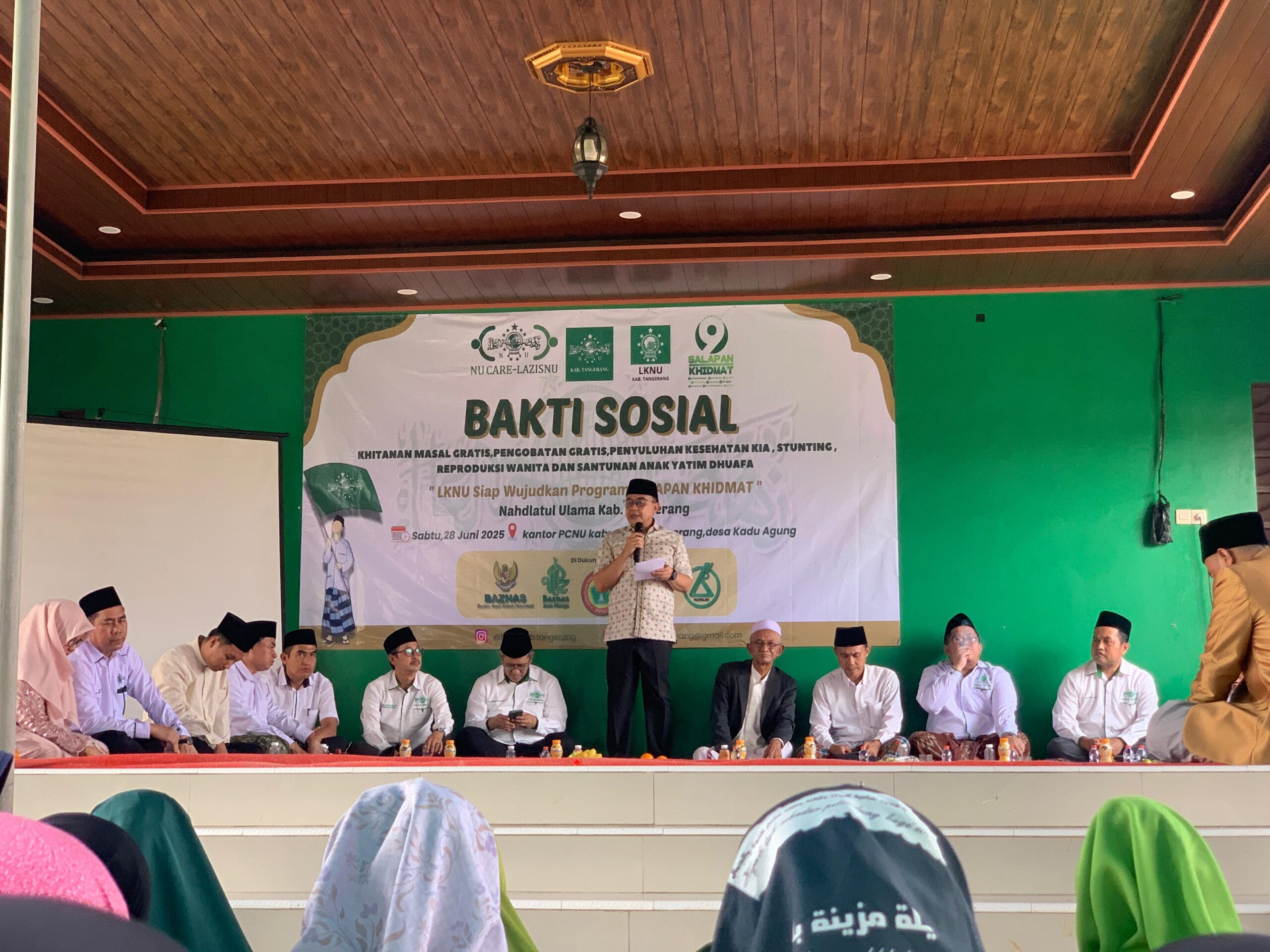 Sekda Soma saat menyampaikan sambutannya di acara bakti sosial di PCNU Tigaraksa.