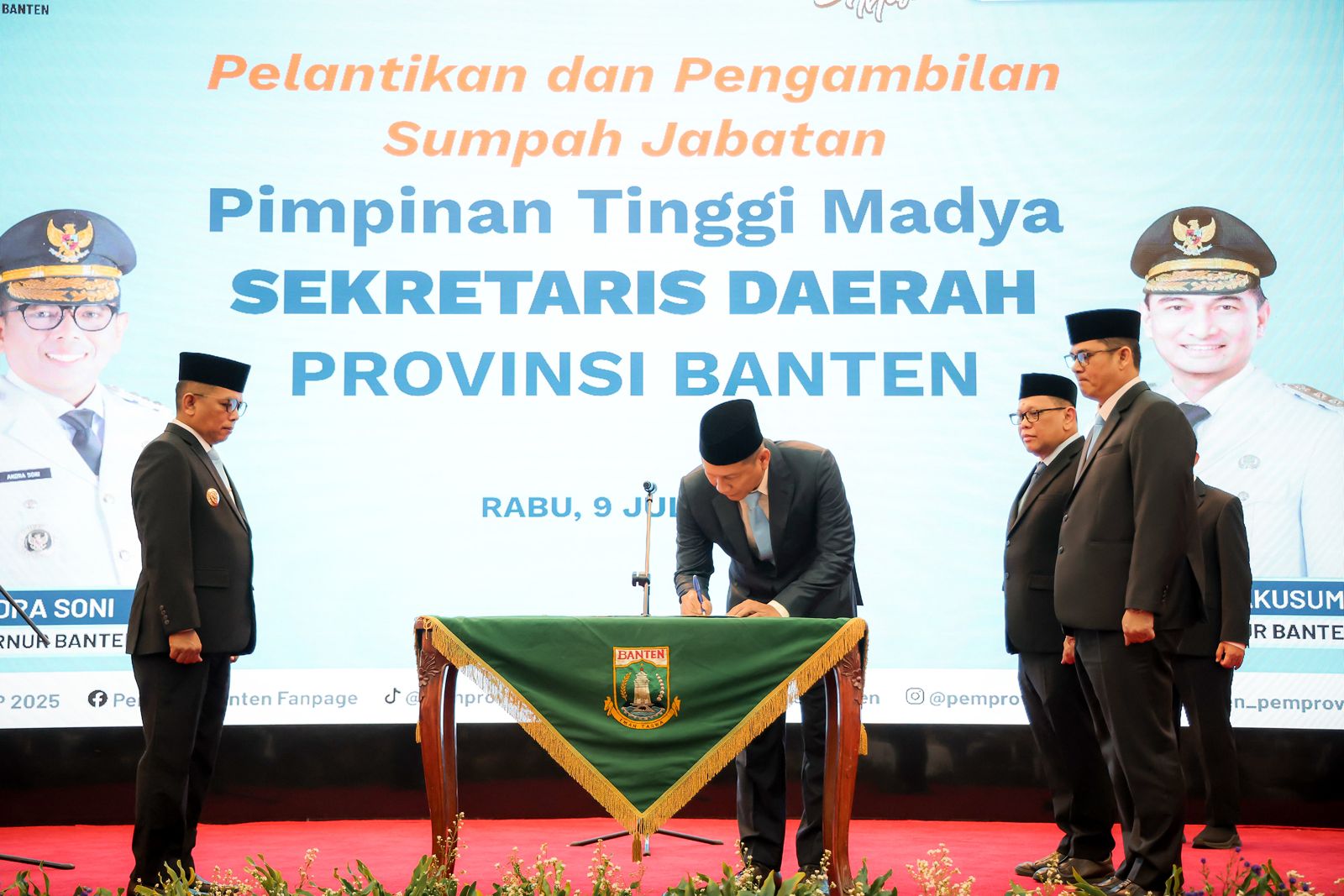 Pelantikan Deden Apriandhi Hartawan Sekda Pemprov Banten.