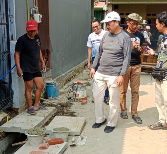 Dewan Nurhadi saat meninjau proyek drainase.