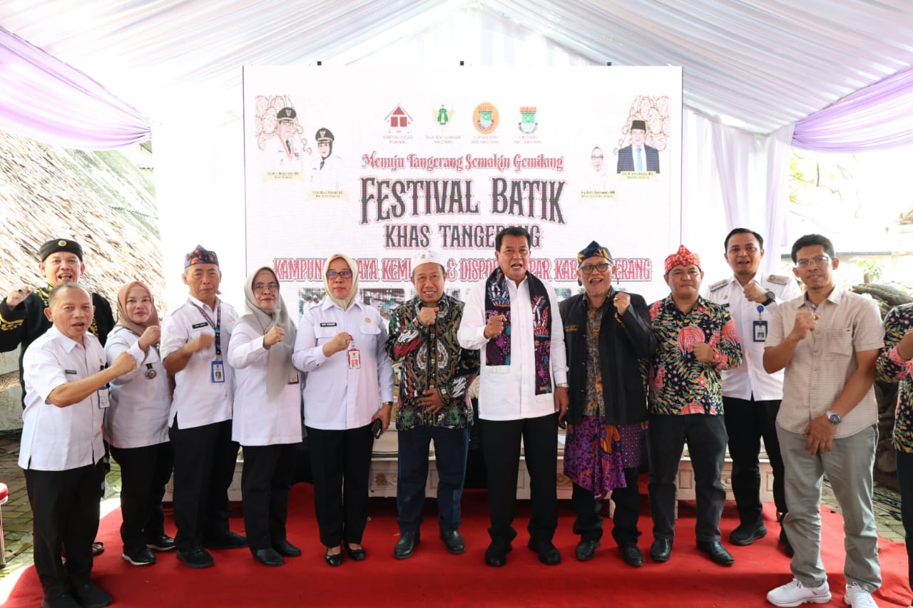 Bupati Maesyal bersama, Camat Arif dan jajarannya di Festival Batik Khas Tangerang Desa Kemuning, Kecamatan Legok.