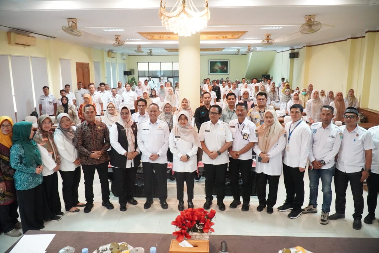 Bupati Dewi bersama pejabat lainnya di acara rapat koordinasi percepatan penurunan stunting atau rembug stunting di Pandeglang.
