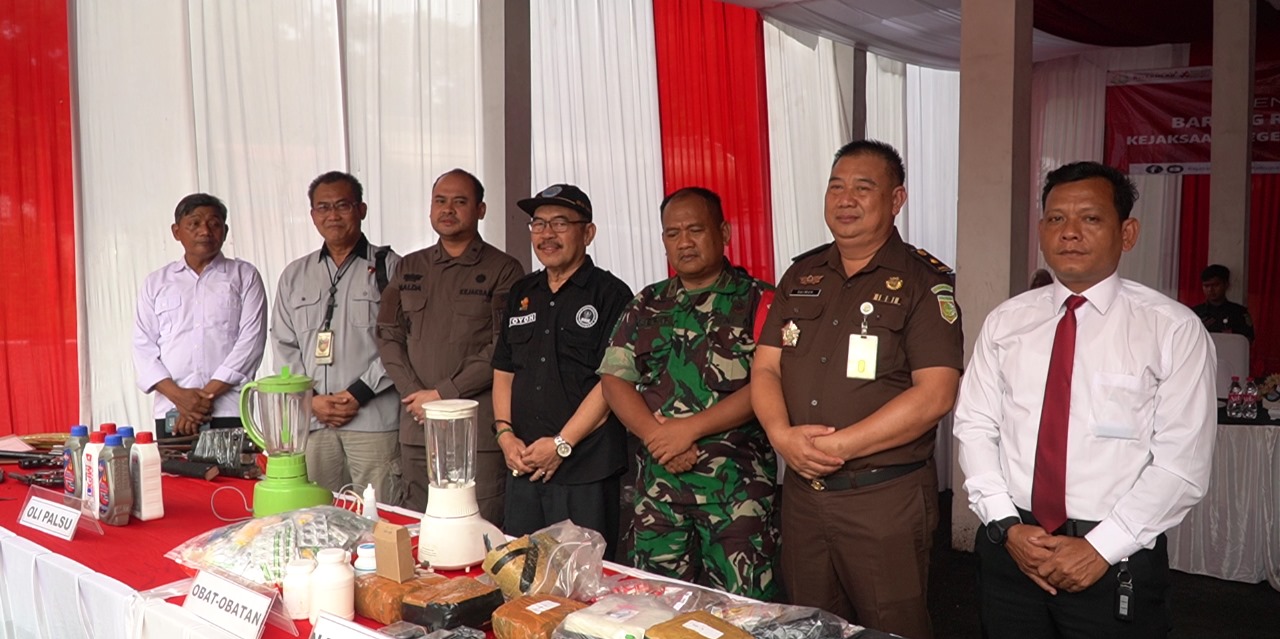 Para pejabat yang hadir di proses pemusnahan barang bukti.