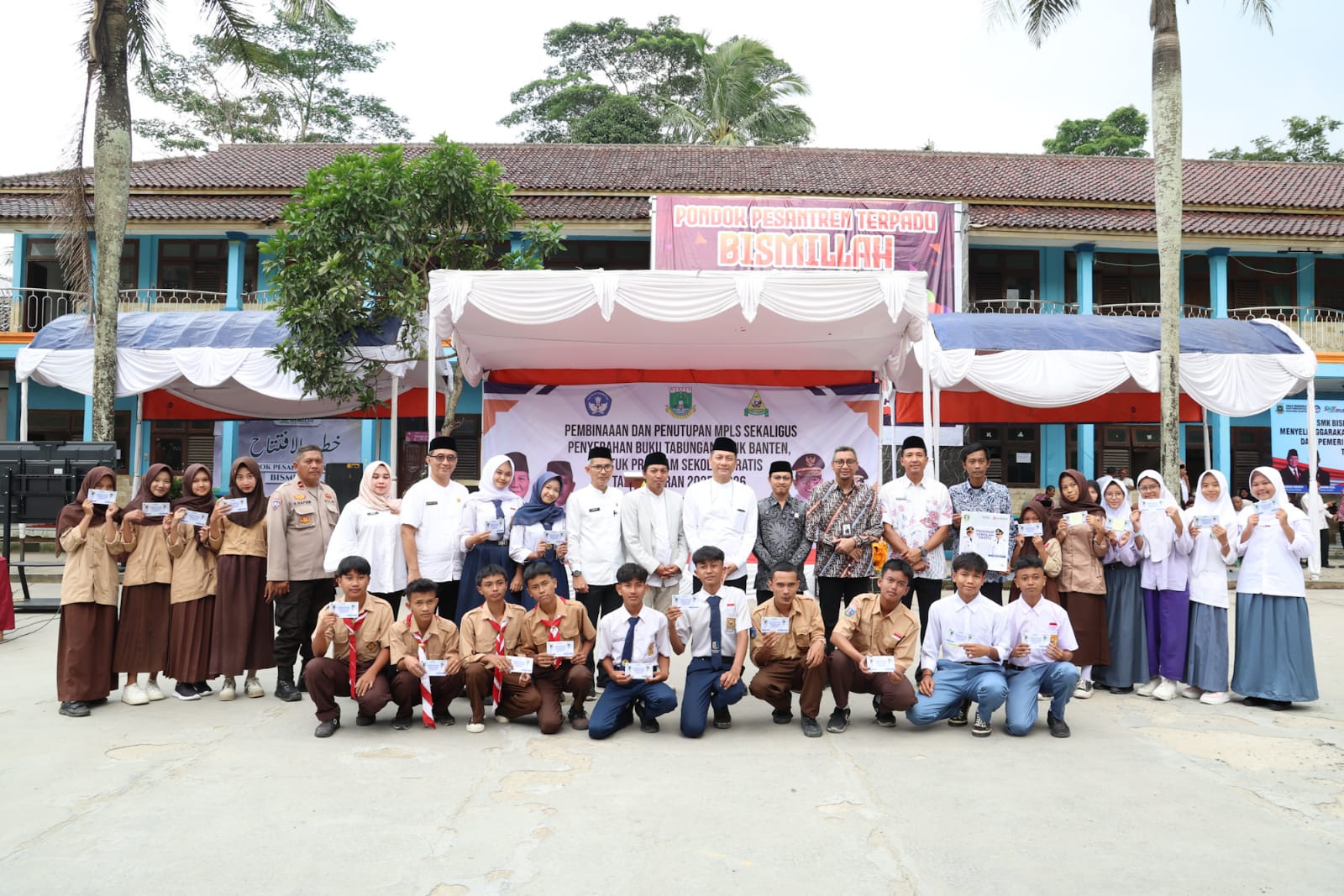 Sekda Deden saat bersama para pelajar sekolah.