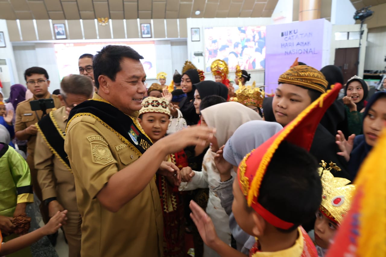 Bupati Maesyal bersama anak-anak.