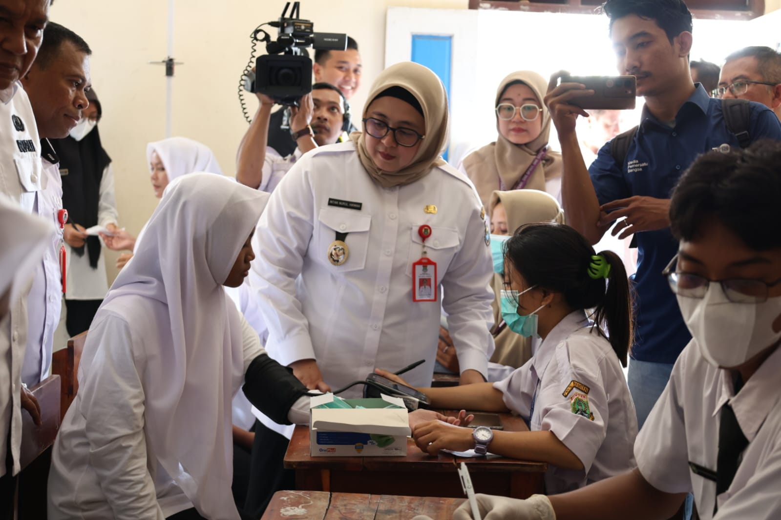 Wabup Intan saat bersama anak-anak pelajar.