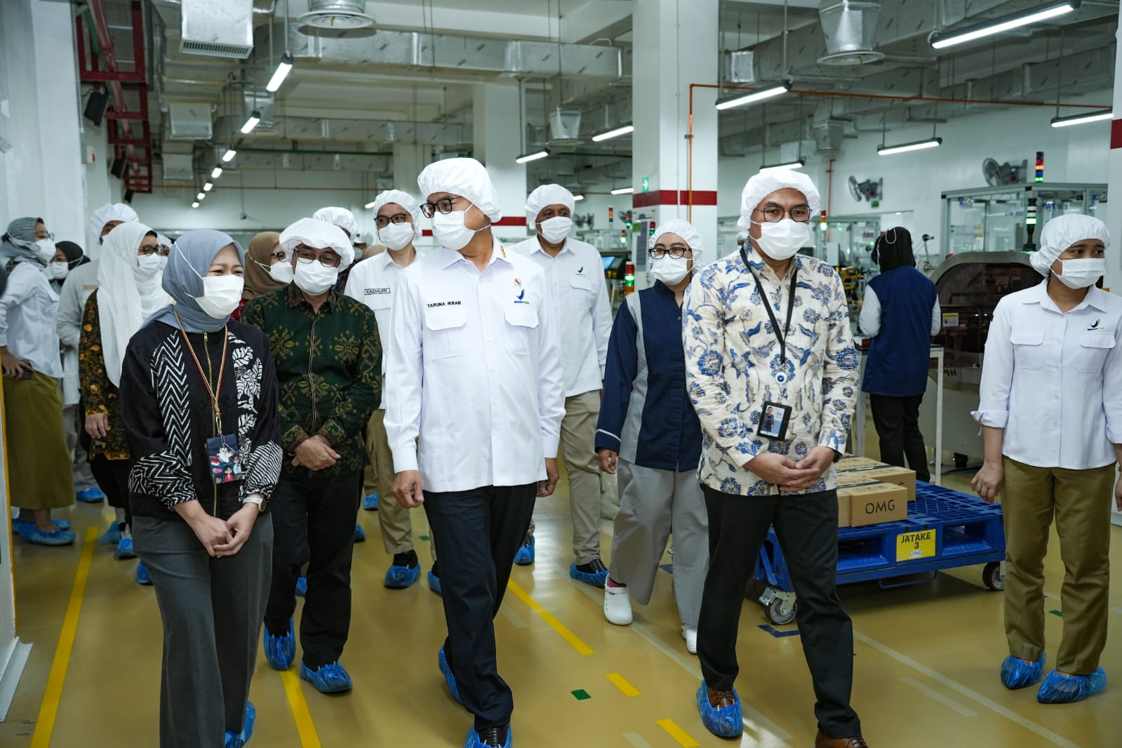 Pejabat BPOM bersama pimpinan pimpinan PT ParagonCorp saat melihat produksi.