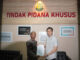 Kasi Pidsus Muhammad Arsyad saat menyerahkan SKP2.