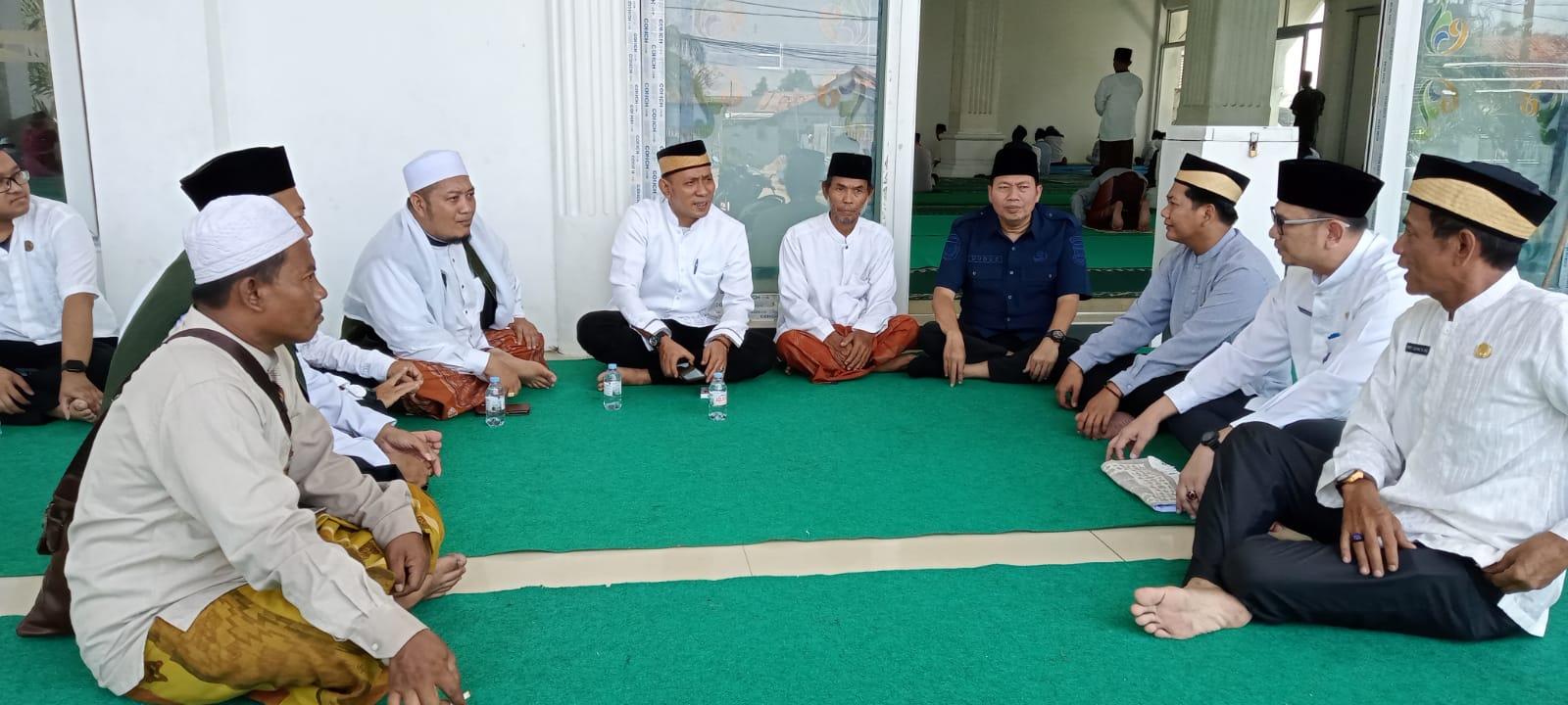 Camat Teluknaga Kurnia dan jajarannya saat bersama pengurus DKM Masjid Jami Al Hidayah Cogreg.