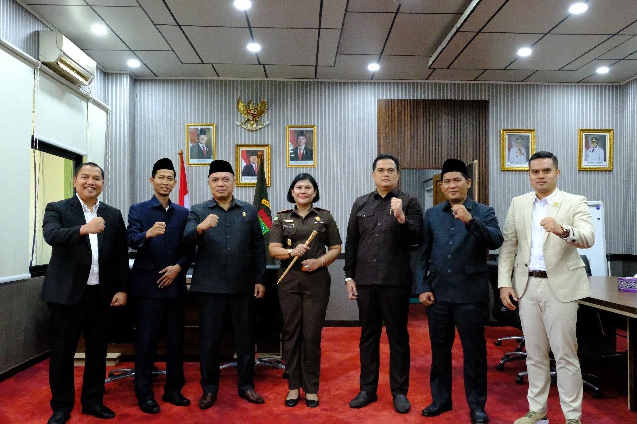 Kajari Afrillyanna Purba bersama pimpinan DPRD Kabupaten Tangerang.