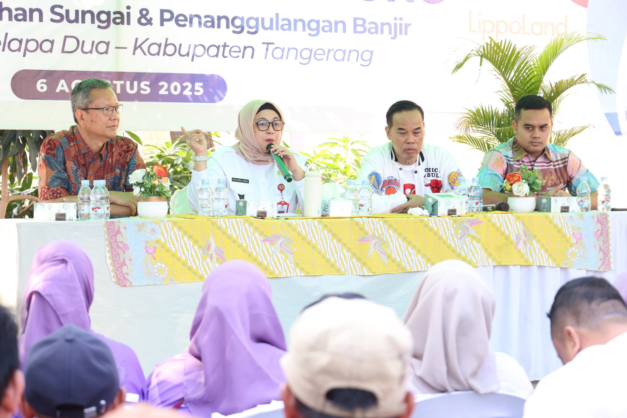 Wabup Intan saat menyampaikan sambutannya di acara gerakan gotong royong jaga kebersihan sungai di kelapa dua.