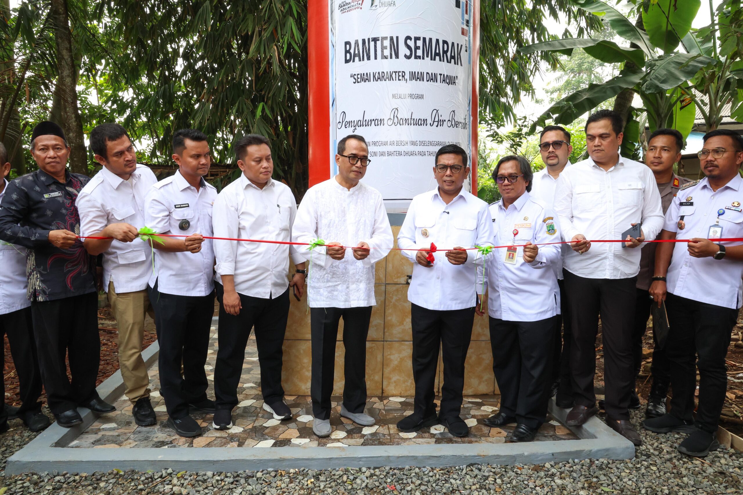 Gubernur Andra Soni saat meresmikan instalasi air bersih di Sindang Panon.
