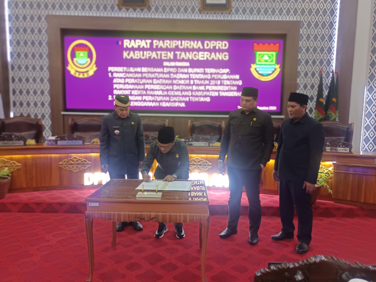Bupati Maesyal bersama pimpinan DPRD Kabupaten Tangerang.