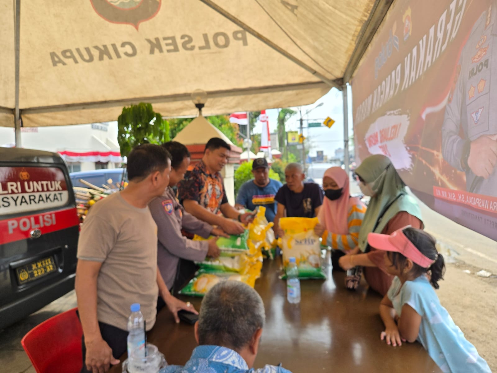 Kanit Reskrim Ipda Syaiful Rusdiansyah bersam jajarannya saat langsung melayani warga yang membeli bazar beras murah.