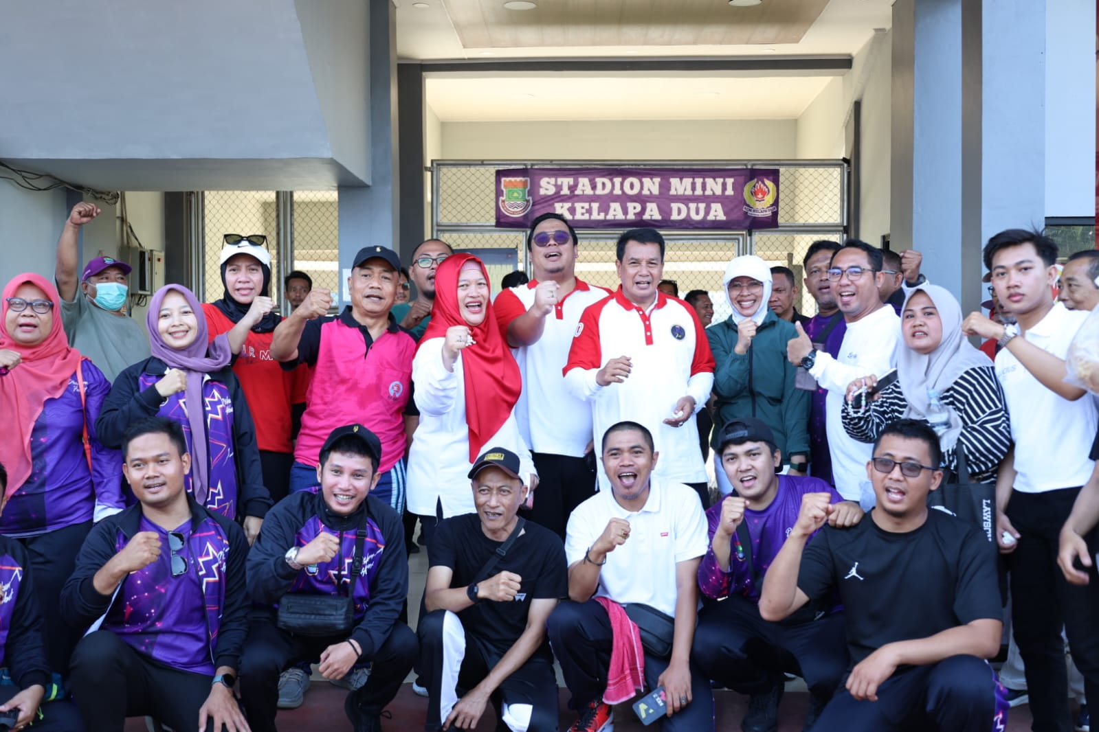 Bupati Maesyal dan jajarannya bersama peserta gerak jalan di semarak HUT ke 80 RI di Kecamatan Kelapa Dua.