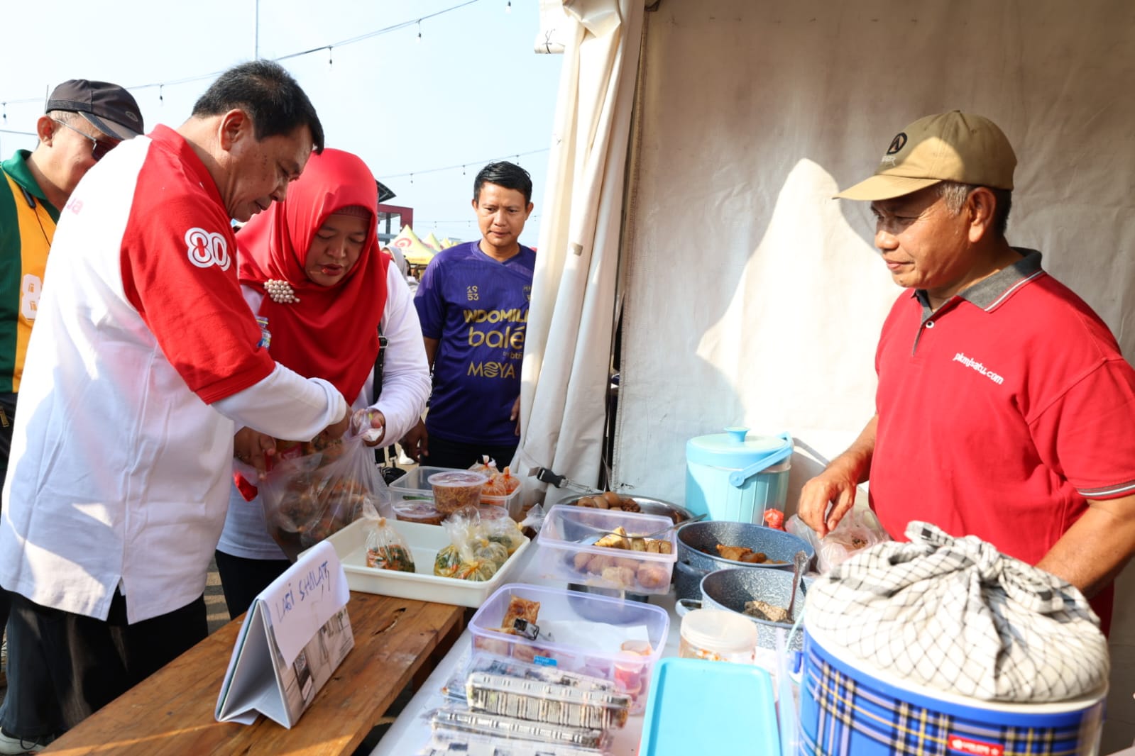 Bupati Maesyal saat mencoba makanan pelaku UMKM.
