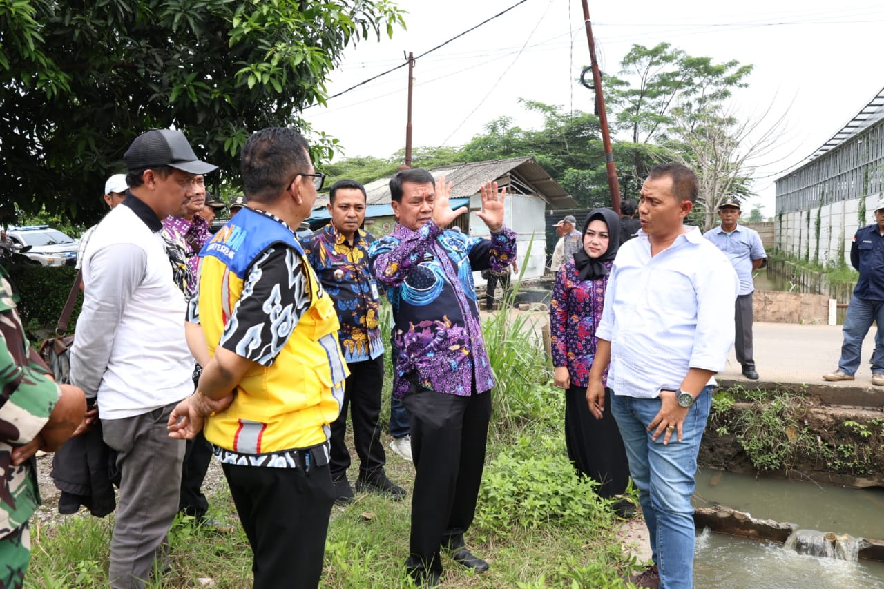 Bupati Maesyal Bersama Dewan H. Sobri, Camat Arif Rachman, Kades Nena saat melakukan pemantauan langsung kondisi Kali Cirarab yang melintasi kawasan Desa Kadu Jaya.