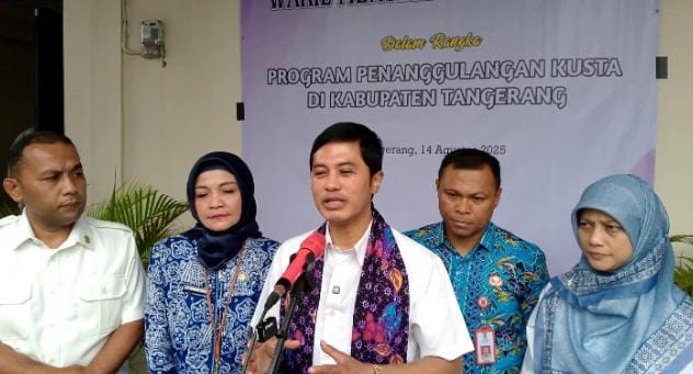 Wakil Menteri Kesehatan RI, Prof. Dante Saksono Harbuwono bersama Kadinkes Banten Ati Pramudji Hastuti, Kadinkes Kabupaten Tangerang Hendra dan Pejabat Lainnya.