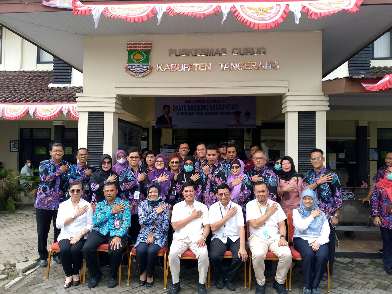 Wakil Menteri Kesehatan RI, Prof. Dante Saksono Harbuwono bersama Kadinkes Banten Ati Pramudji Hastuti, Kadinkes Kabupaten Tangerang Hendra dan Timnya saat di Puskesmas Curug.