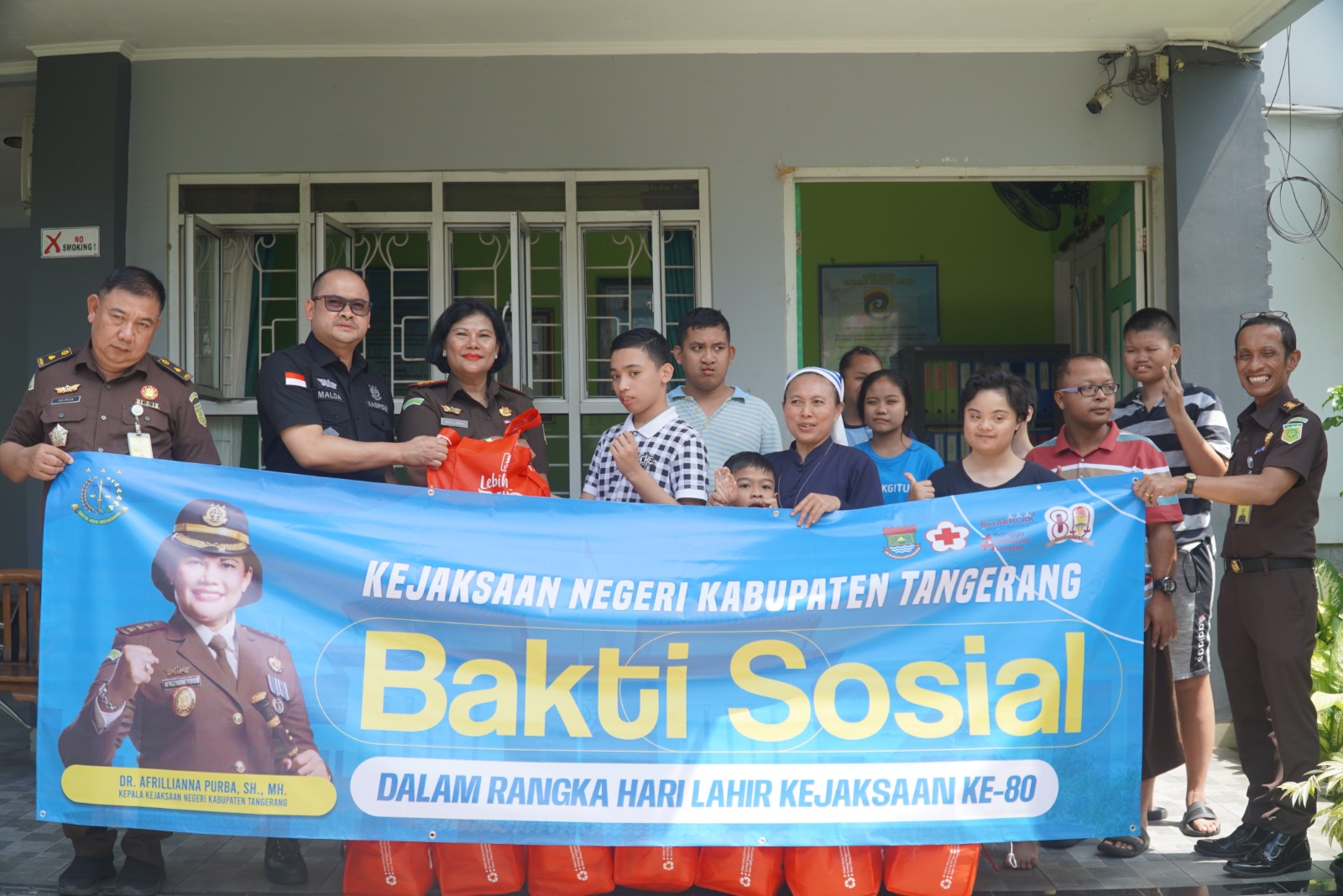 Kajari Dr. Afrillianna Purba dan jajarannya saat bersama para anak yatim.