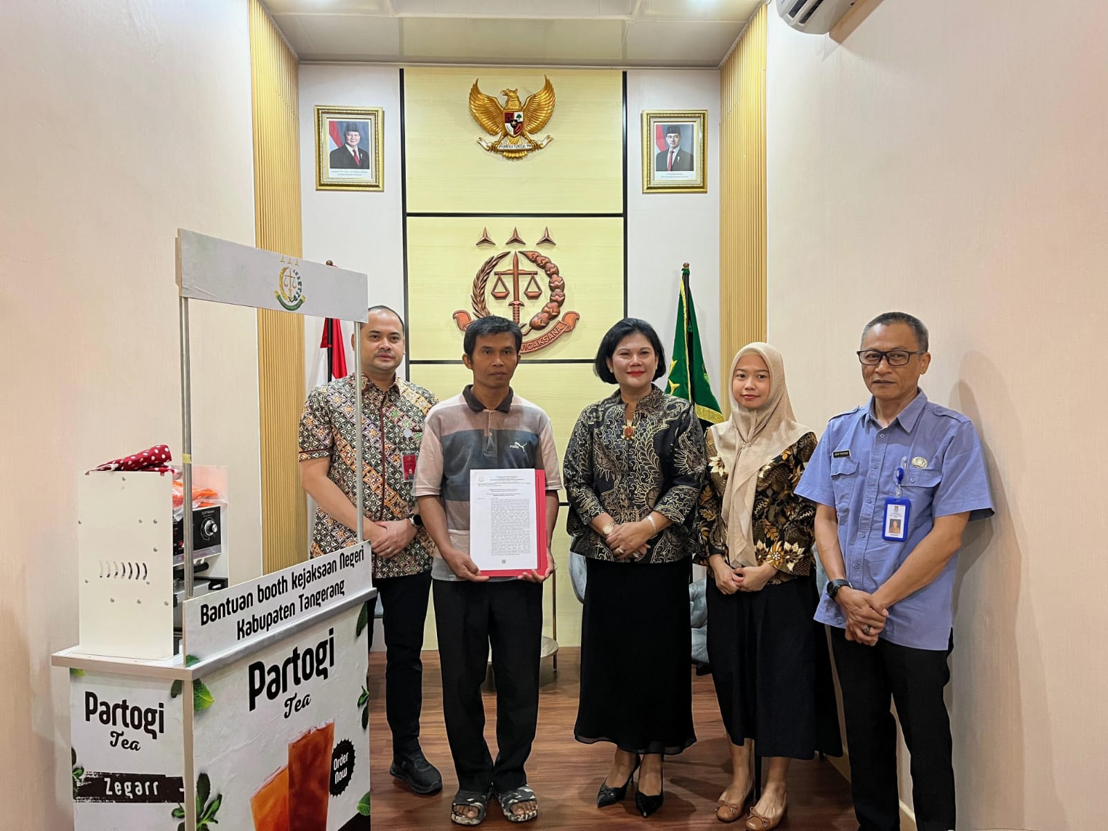 Penyerahan bantuan modal usaha berupa satu unit booth usaha es teh lengkap dengan perlengkapannya untuk Partogi Gultom.