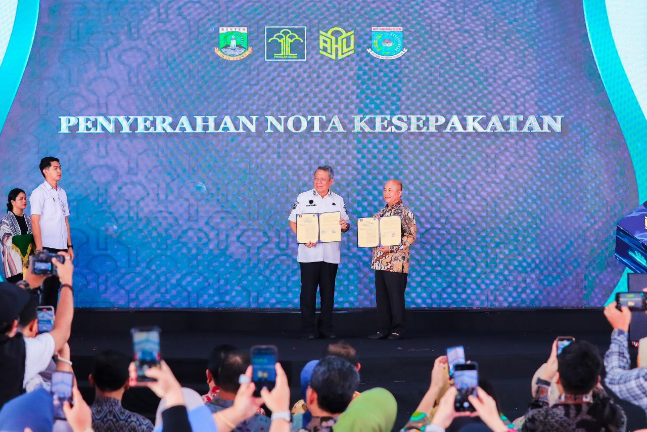 Wali Kota Benyamin dan Direktur Jenderal AHU Kementerian Hukum, Widodo.